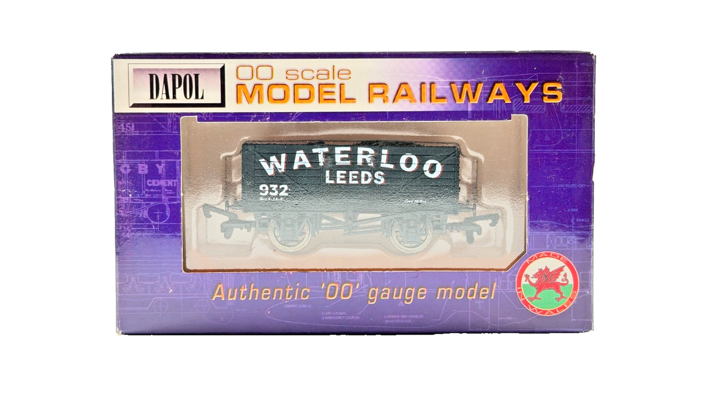 DAPOL 00 GAUGE - WATERLOO COLLIERY OF LEEDS PLANK WAGON 932 (LIMITED EDITION)