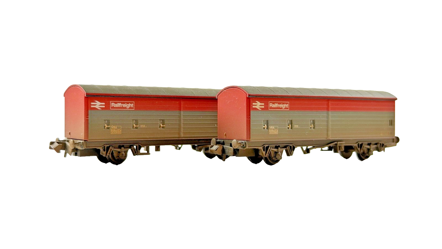 GRAHAM FARISH N GAUGE - RAKE OF TWO RED GREY RAILFREIGHT VBA BOX VANS UNBOXED