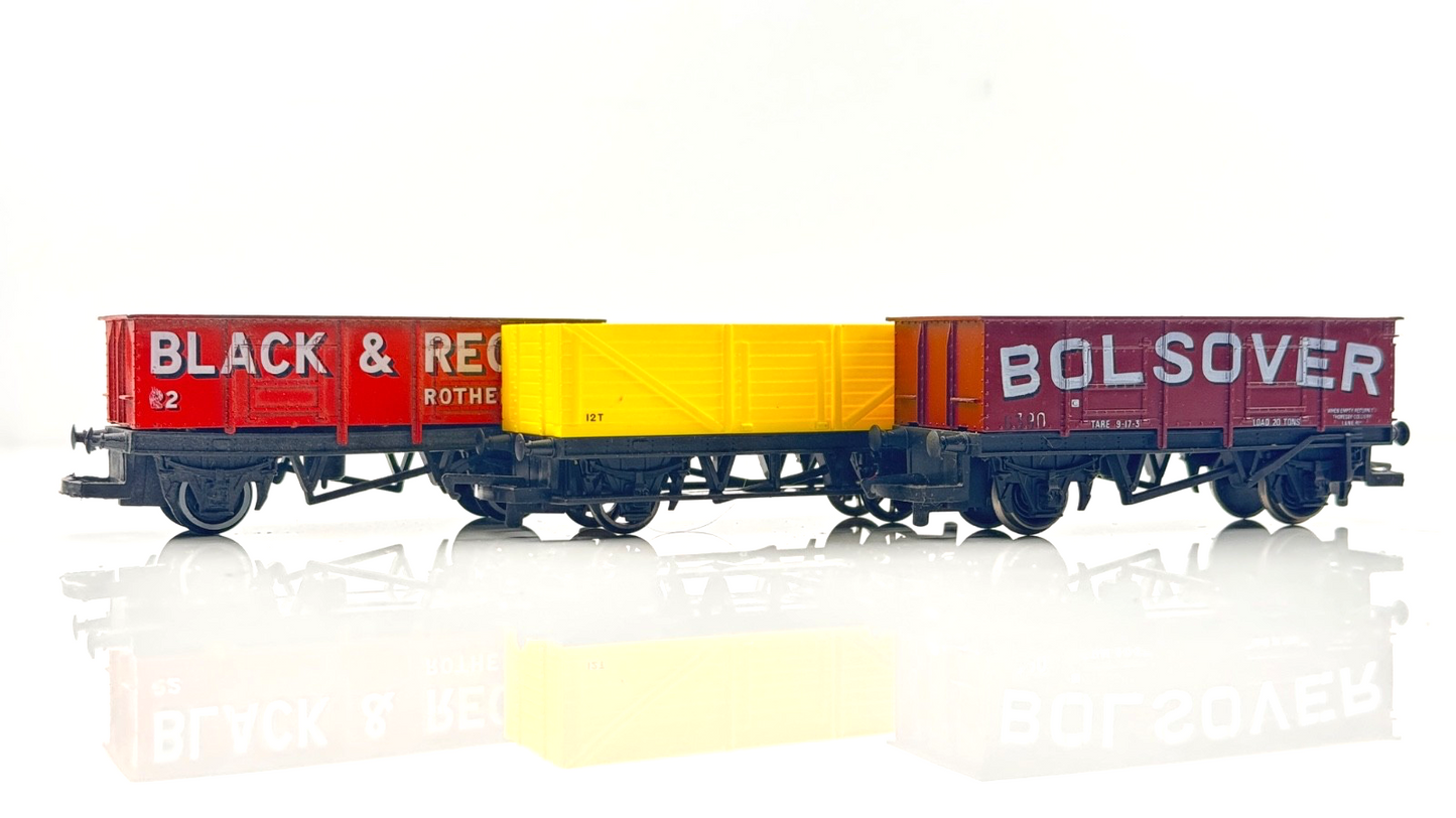 HORNBY 00 GAUGE - 3 X LWB OPEN WAGONS BLACK & REOCH YELLOW BOLSOVER - UNBOXED