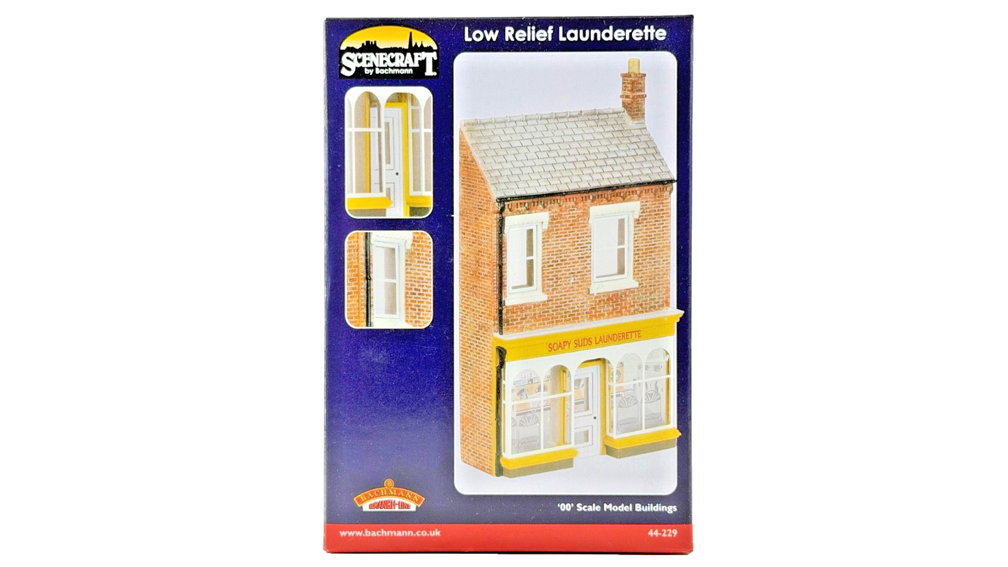 BACHMANN OO GAUGE SCENECRAFT - 44-229 - LOW RELIEF LAUNDERETTE SHOP - NEW