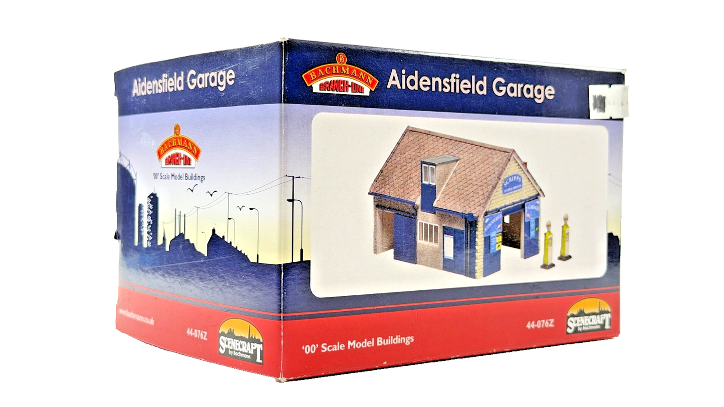 BACHMANN OO GAUGE SCENECRAFT - 44-076Z - AIDENSFIELD CAR GARAGE (& PUMPS) BOXED