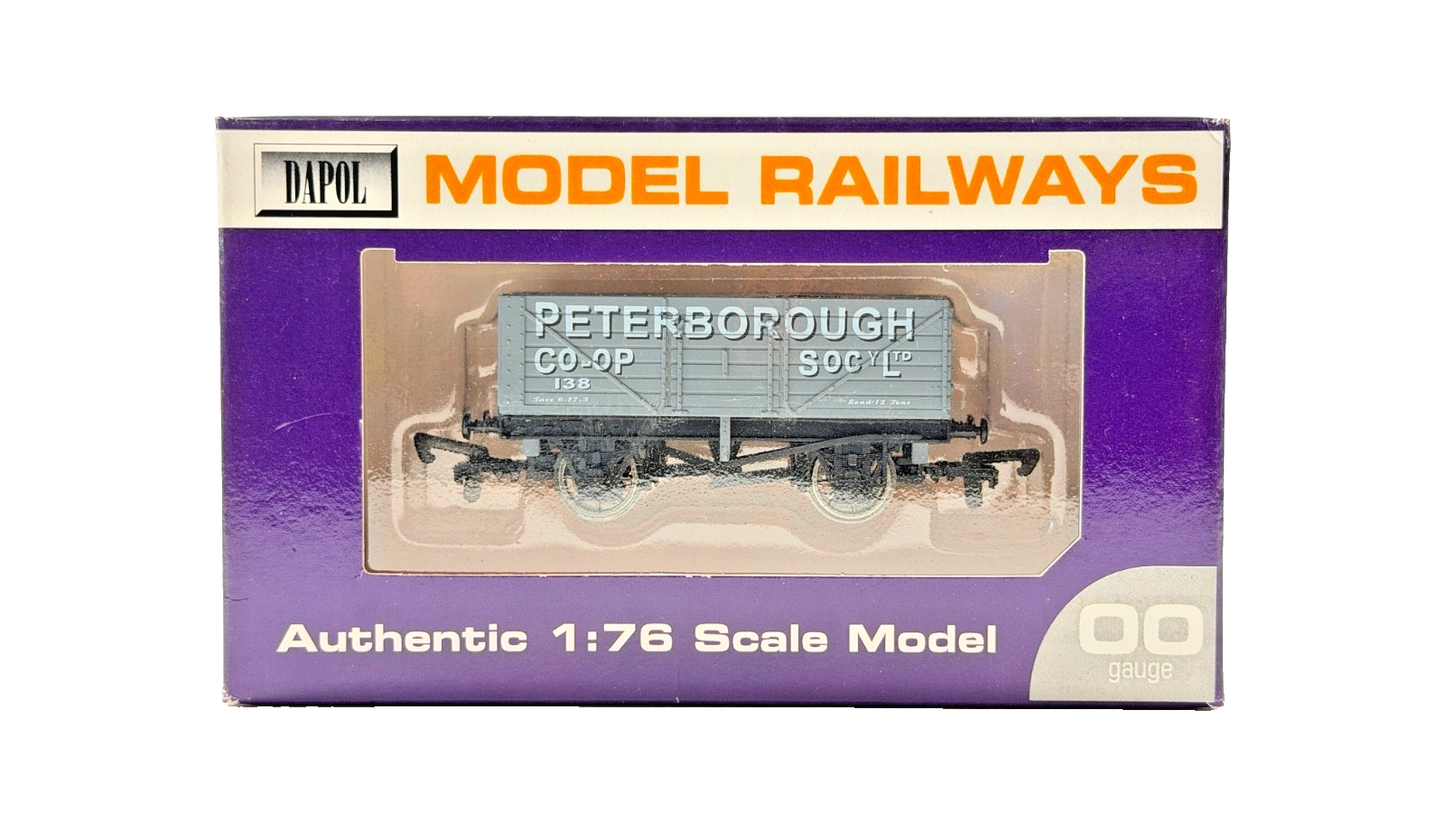 DAPOL 00 GAUGE - PETERBOROUGH CO-OP SOCIETY PLANK WAGON 138 (LIMITED EDITION)