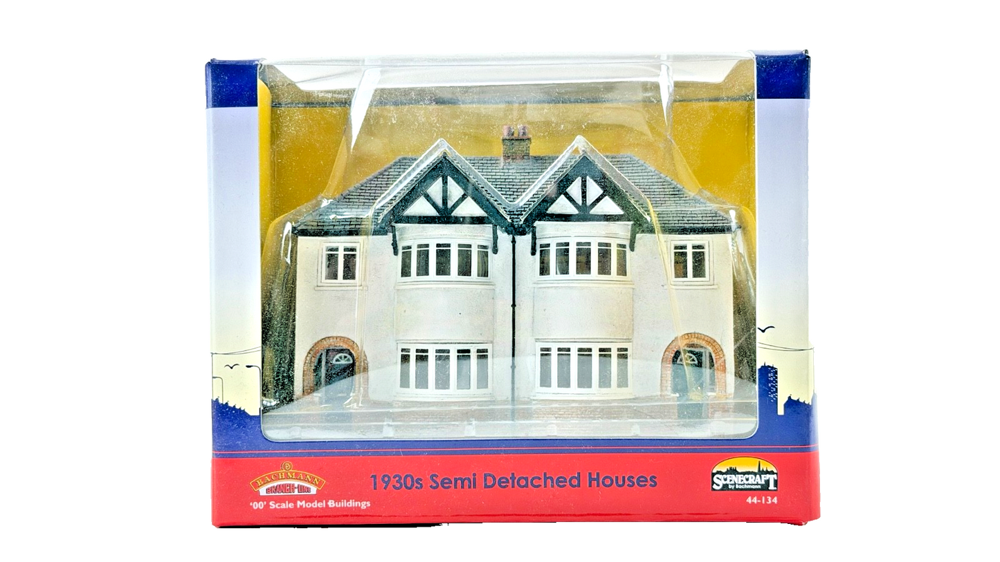 BACHMANN OO GAUGE SCENECRAFT - 44-134 - 1930'S SEMI DETACHED HOUSES - NEW