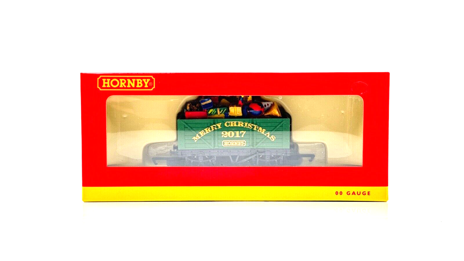 HORNBY 00 GAUGE - R6825 - 7 PLANK WAGON CHRISTMAS 2017 WITH PRESENT LOAD BOXED