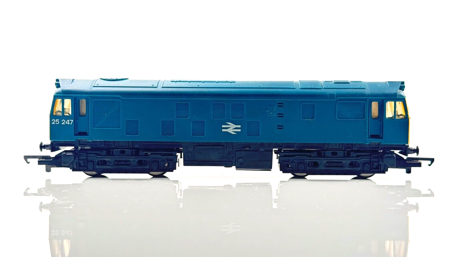 HORNBY 00 GAUGE - CLASS 25247 25 BR BLUE DIESEL LOCOMOTIVE - UNBOXED