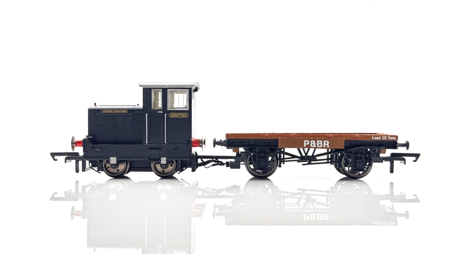 HORNBY 00 GAUGE - R30013 - RUSTON & HORNSBY 48DS 0-4-0 & FLATBED GOWER PRINCESS