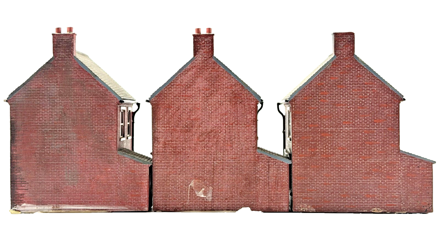 HORNBY SKALEDALE OO GAUGE - R8621 - ROW OF THREE MID TERRACE HOUSES - UNBOXED