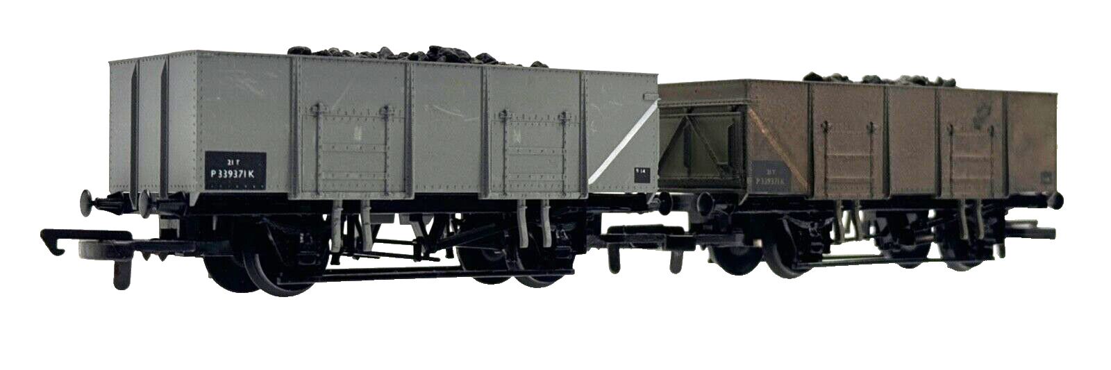 DAPOL 00 GAUGE - PAIR OF BR GREY 21T STEEL MINERAL WAGONS (WITH LOADS) - UNBOXED