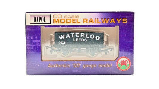 DAPOL 00 GAUGE - WATERLOO COLLIERY OF LEEDS PLANK WAGON 932 (LIMITED EDITION)