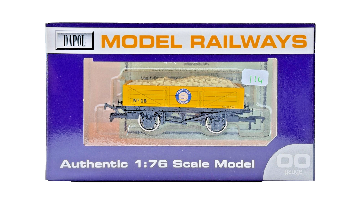 DAPOL 00 GAUGE - BLUE CIRCLE PORTLAND CEMENT PLANK WAGON NO.18 (LIMITED EDITION)
