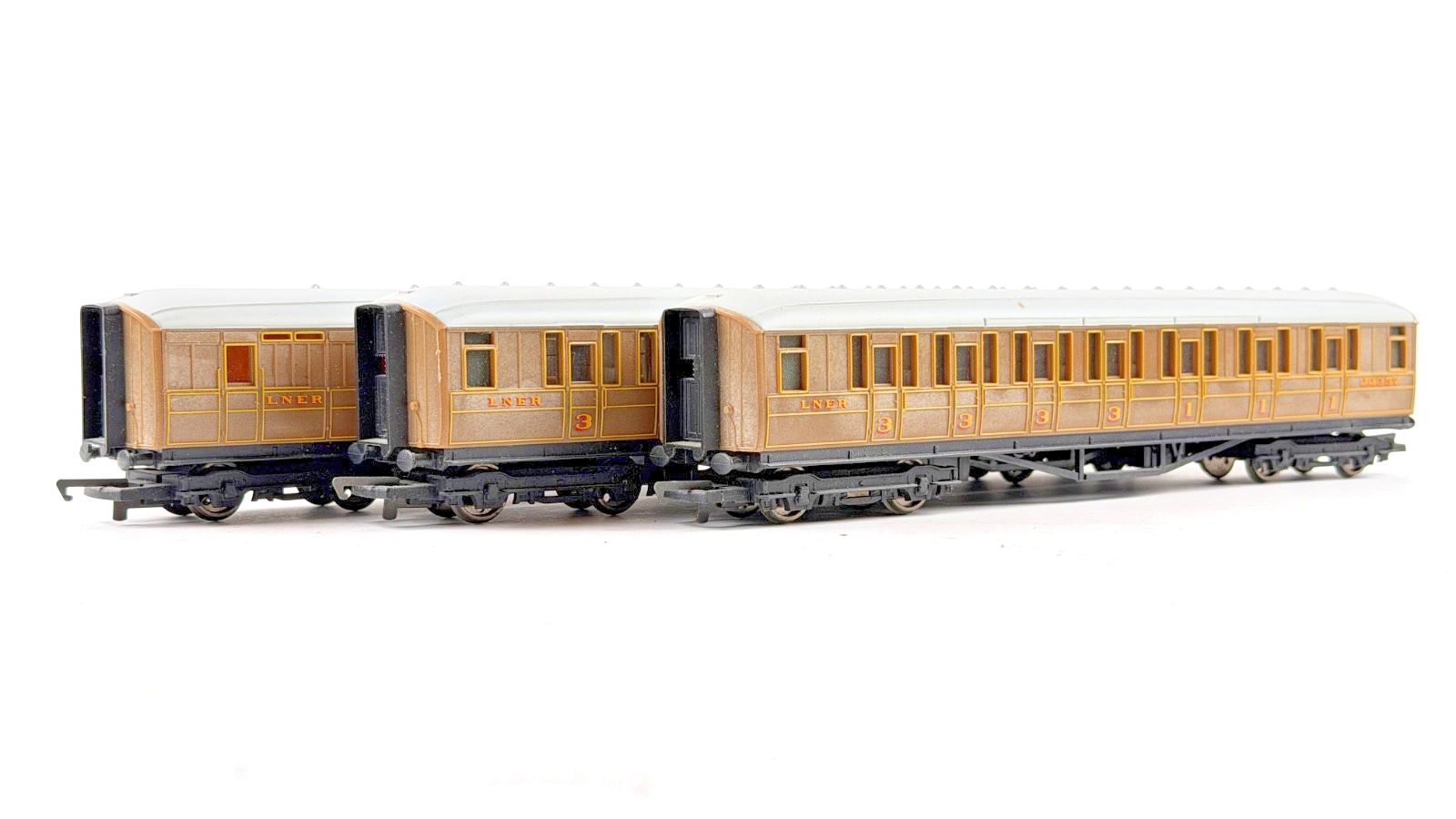 HORNBY OO GAUGE RAKE OF 3 LNER TEAK GRESLEY PASSENGER COACHES UNBOXED