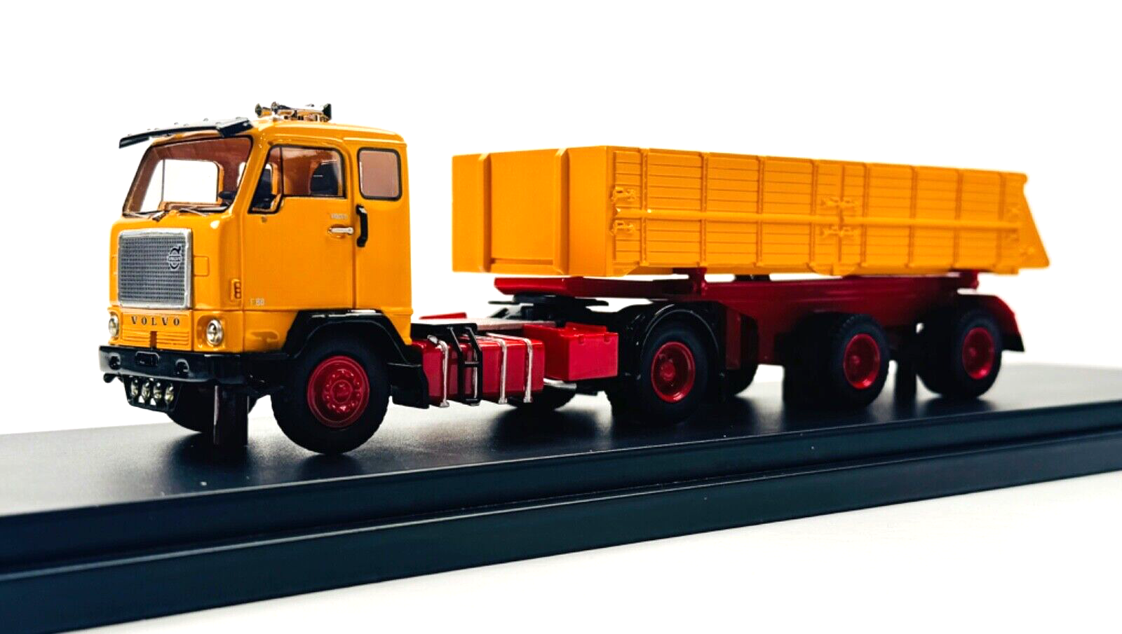 GOLDEN OLDIES 1/50 - VOLVO F88 YELLOW/RED 2 AXLE TIPPER LORRY - BOXED