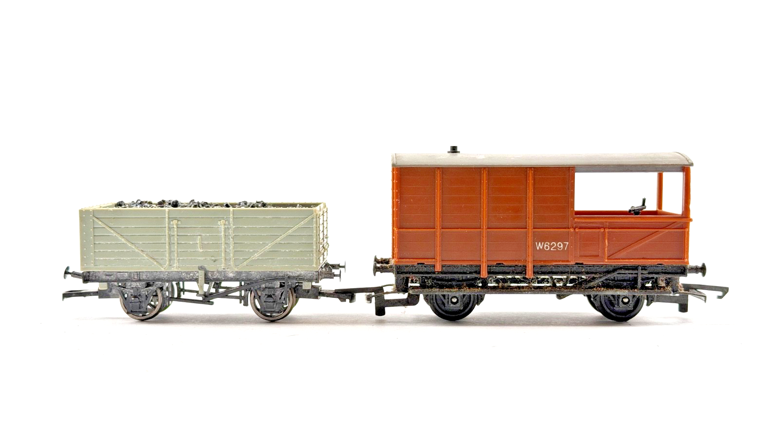 HORNBY OO GAUGE BR GREEN CLASS 08 DIESEL SHUNTER 13012 & WAGON RAKE UNBOXED