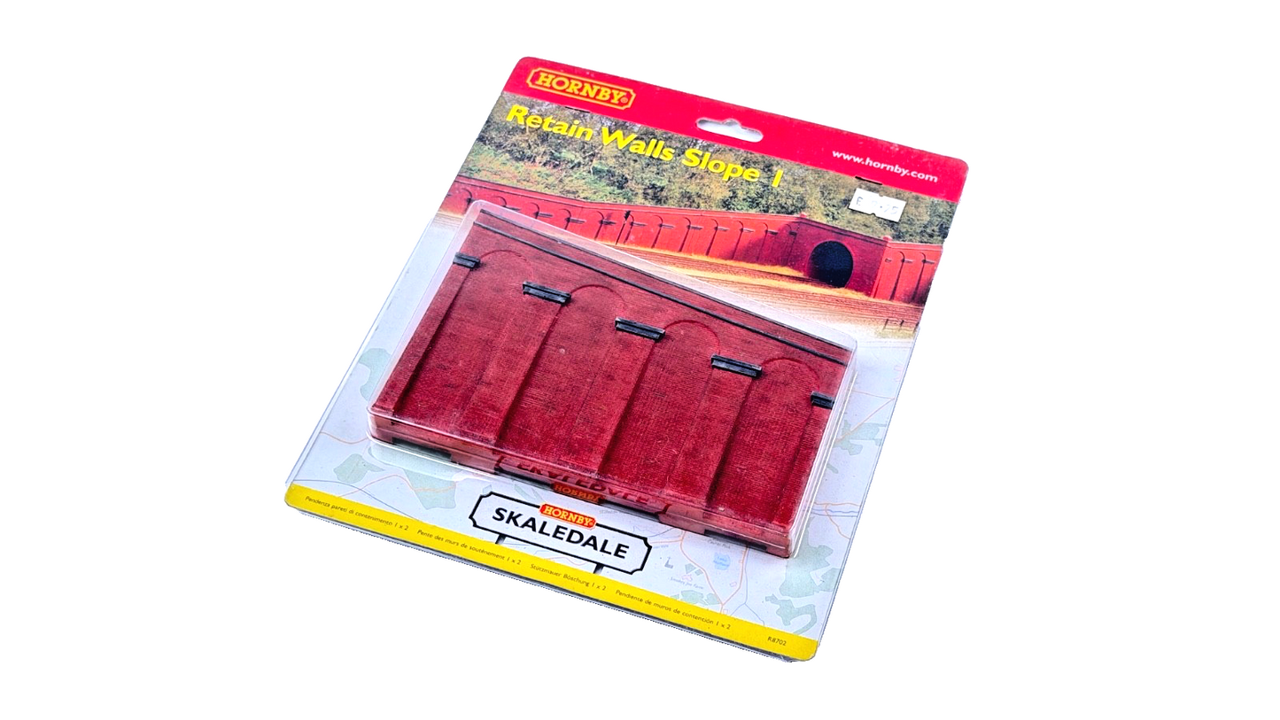 HORNBY 00 GAUGE SKALEDALE - R8702 - RED BRICK RETAIN WALLS SLOPE 1 - CARDED