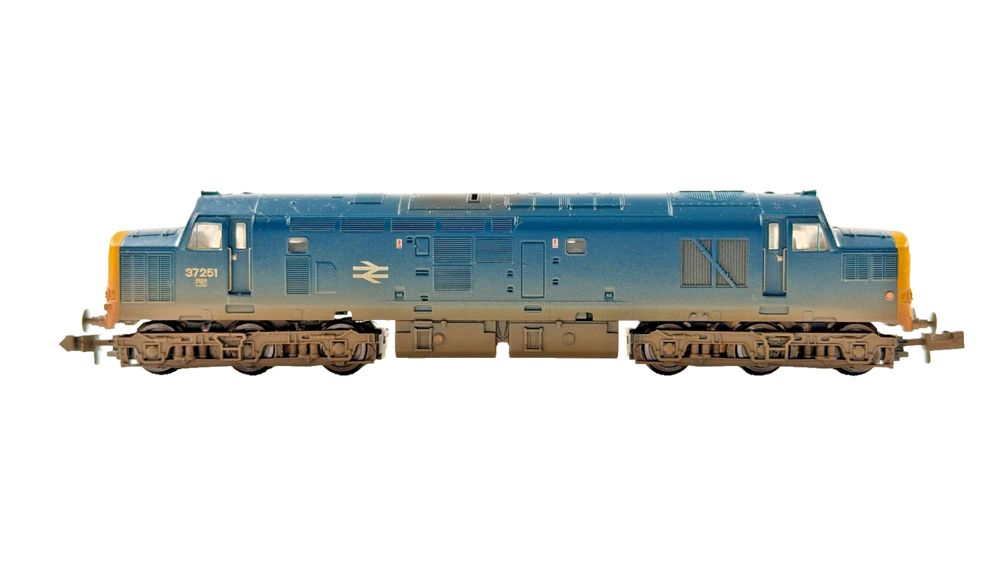GRAHAM FARISH N GAUGE - 371-455 - CLASS 37/0 DIESEL 37251 BR BLUE (WEATHERED)