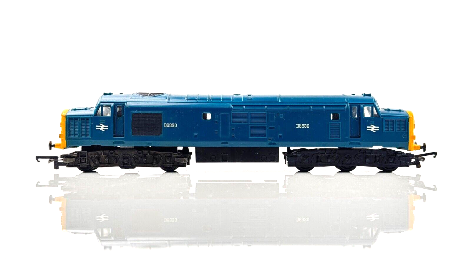 TRIANG 00 GAUGE - R751 - CLASS 37 DIESEL D6830 BR BLUE YELLOW ENDS - UNBOXED