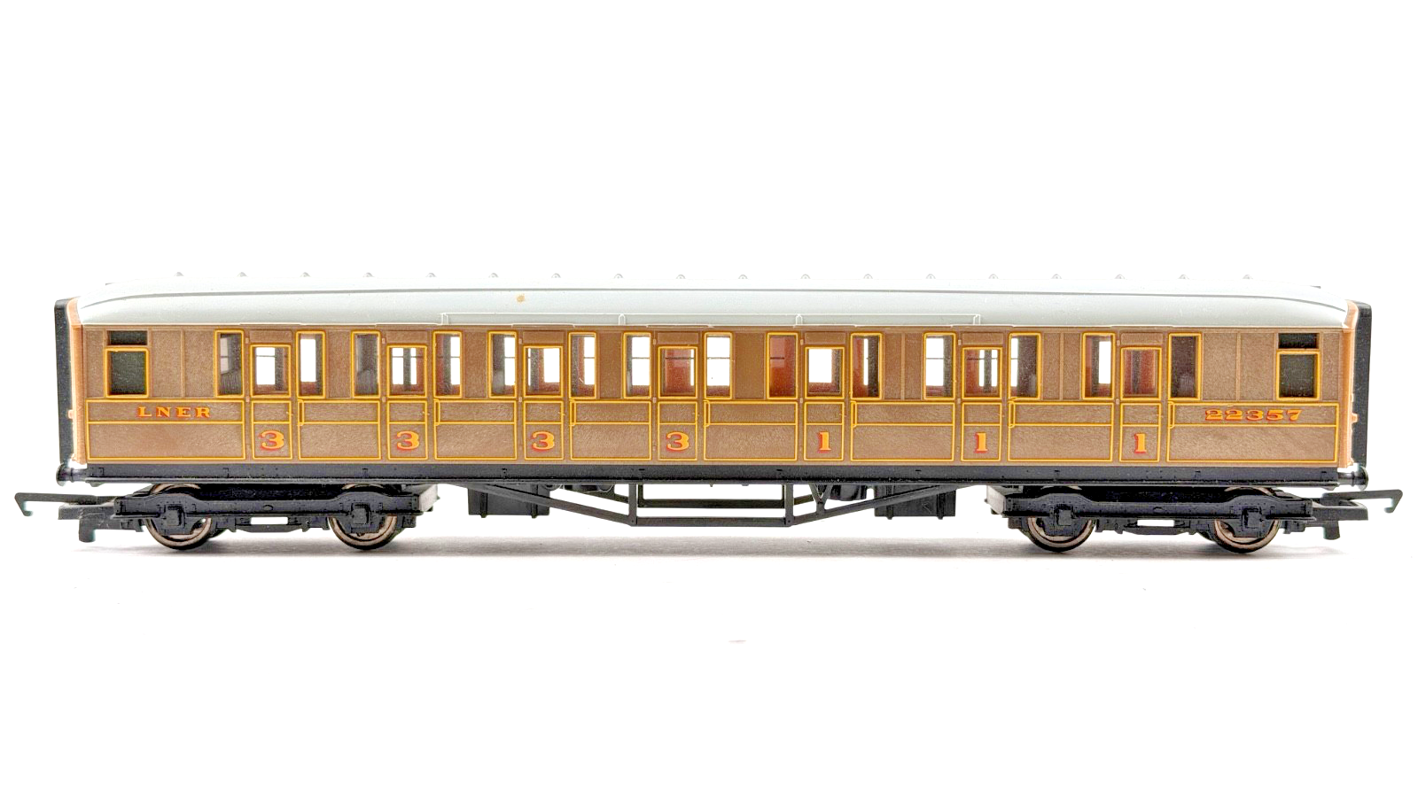 HORNBY OO GAUGE RAKE OF 3 LNER TEAK GRESLEY PASSENGER COACHES UNBOXED