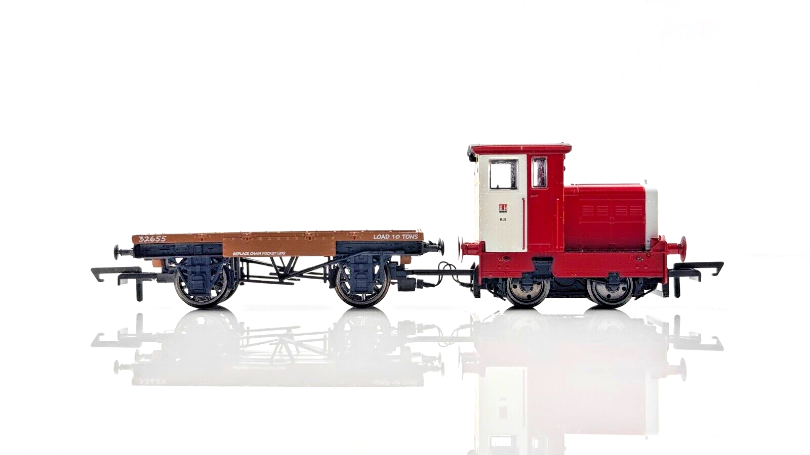 HORNBY 00 GAUGE - R3705 - RUSTON & HORNSBY 48DS 0-4-0 & FLATBED JOHN DEWAR & SON