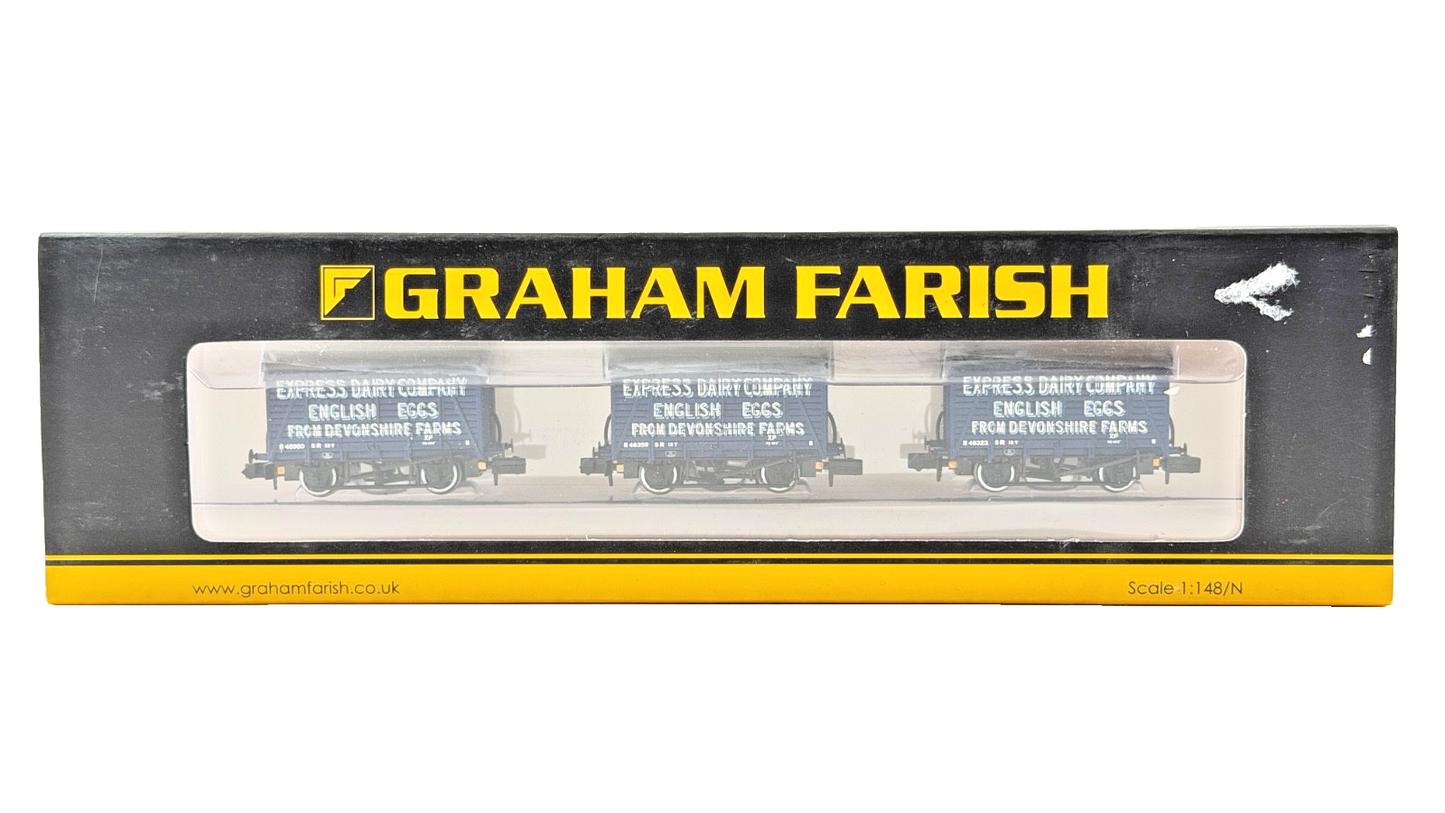 GRAHAM FARISH N GAUGE - 377-440 - 12 TON VENT VAN EXPRESS DAIRY COMPANY SET OF 3