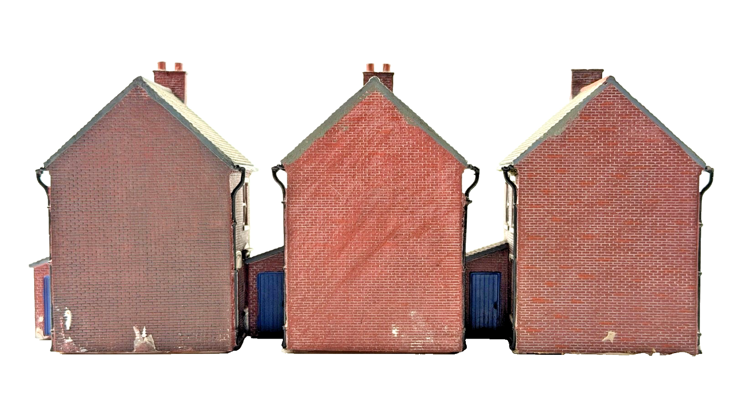 HORNBY SKALEDALE OO GAUGE - R8621 - ROW OF THREE MID TERRACE HOUSES - UNBOXED
