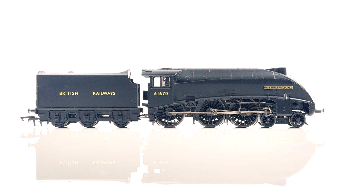 HORNBY 00 GAUGE - R30137 - BR BLACK CLASS B17/5 4-6-0 NO.61670 'CITY OF LONDON'