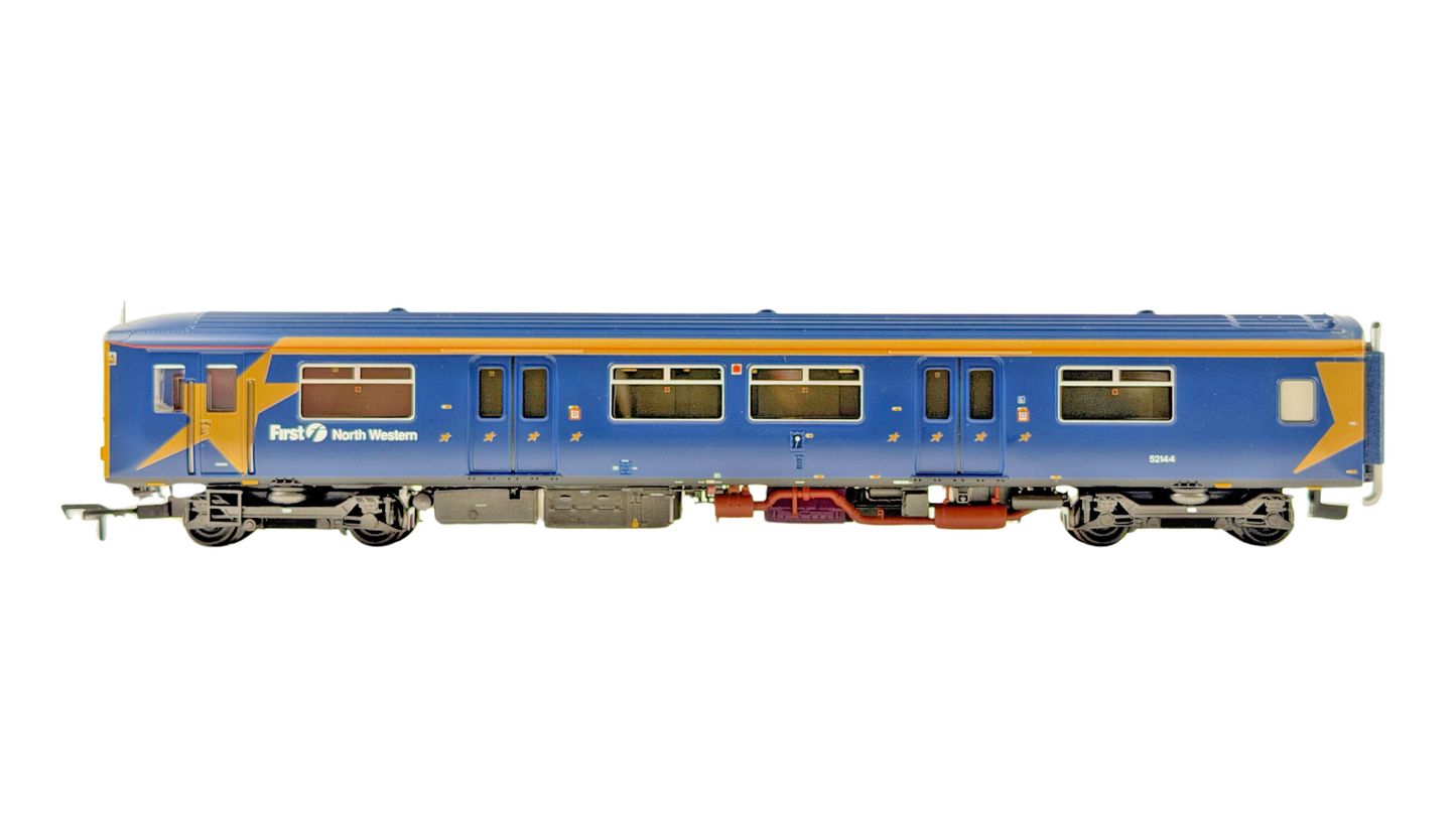 BACHMANN OO GAUGE - 32-925 - CLASS 150/1 DMU 2 CAR FIRST NORTHWESTERN BOXED