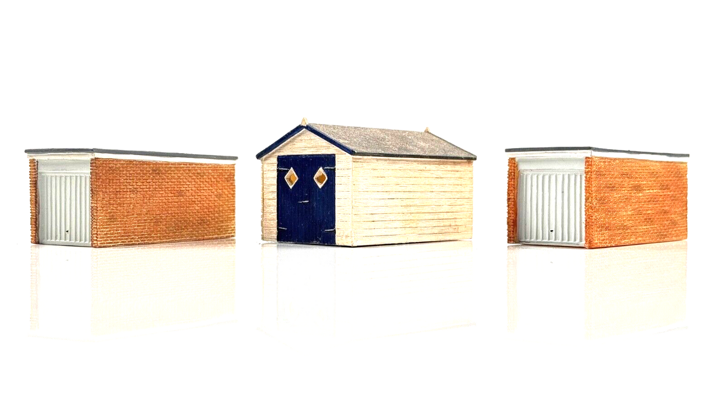 HORNBY 00 GAUGE SKALEDALE - R8552/R8986 - WOODEN/BRICK GARAGE X 3 - UNBOXED