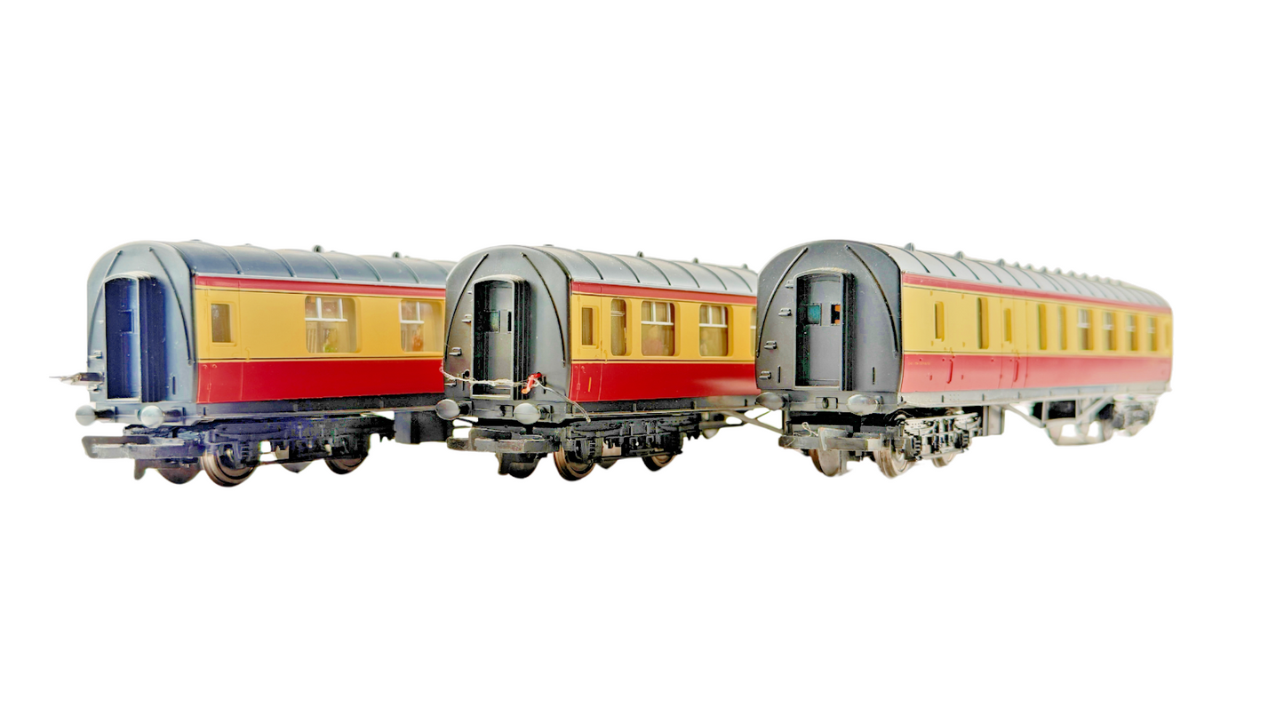 HORNBY OO GAUGE - RAKE OF 3 BR CRIMSON CREAM STANIER PASSENGER COACHES UNBOXED