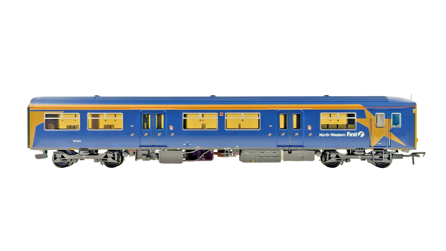BACHMANN OO GAUGE - 32-925 - CLASS 150/1 DMU 2 CAR FIRST NORTHWESTERN BOXED