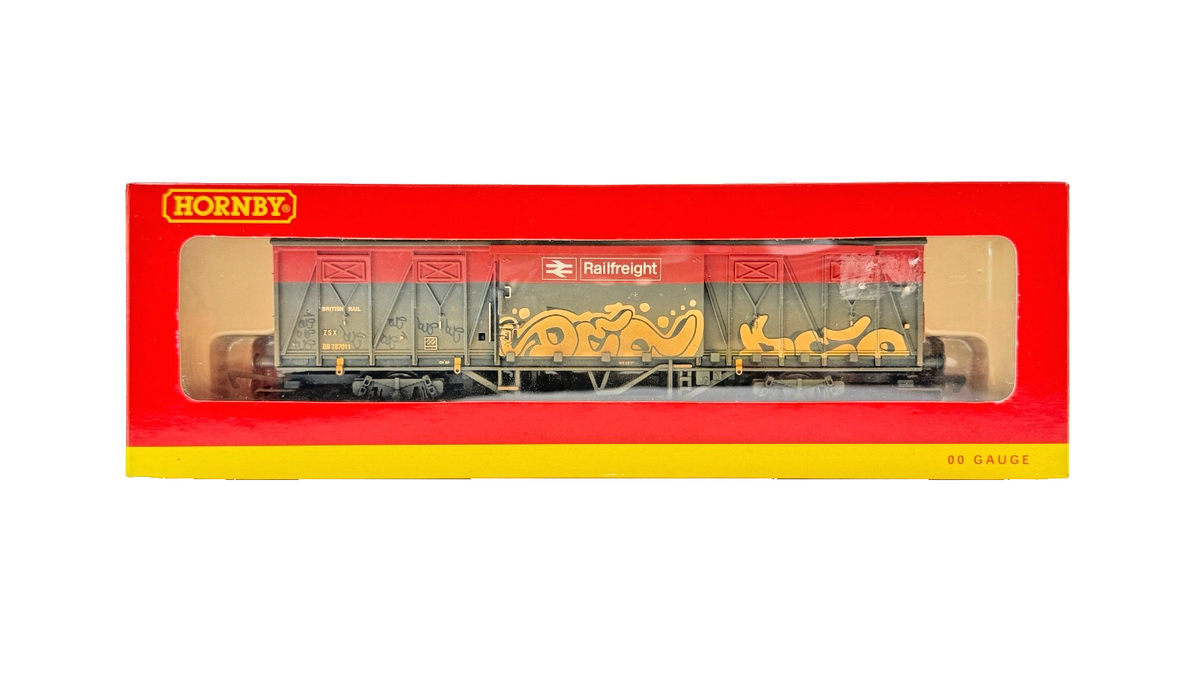 HORNBY OO GAUGE - R6403 - RAILFREIGHT FERRY VAN WITH GRAFFITI 787011 BOXED