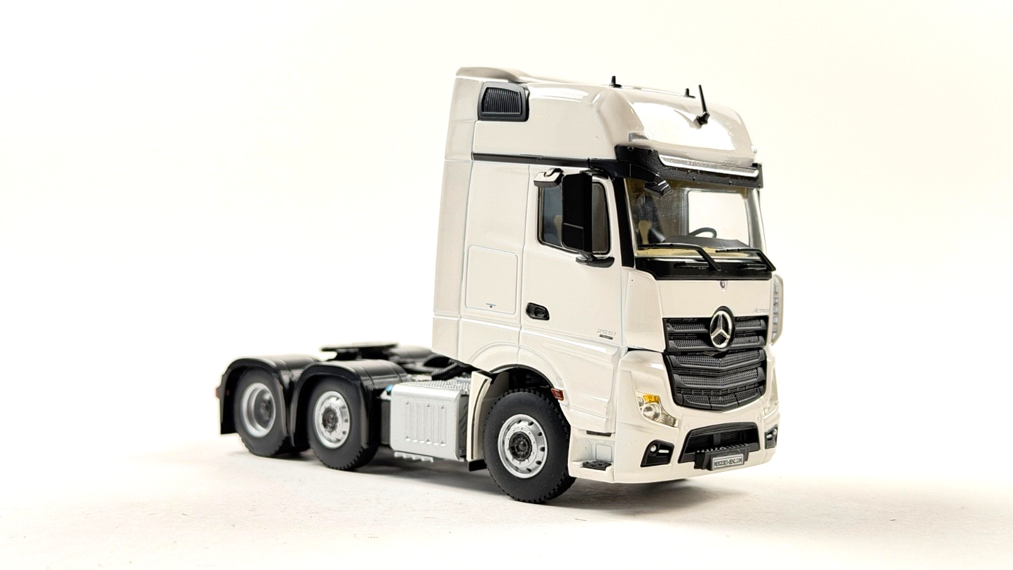 WSI 1/50 SCALE - 03-1135 - MERCEDES MP4 GIGA 6X2 PLAIN WHITE TRACTOR CAB BOXED