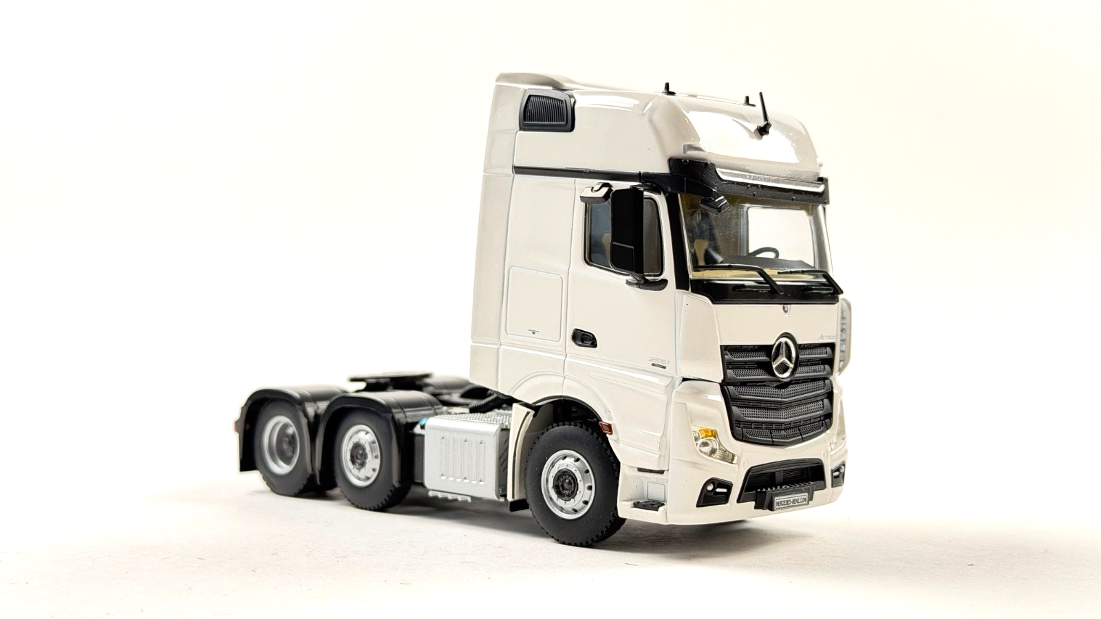WSI 1/50 SCALE - 03-1135 - MERCEDES MP4 GIGA 6X2 PLAIN WHITE TRACTOR CAB BOXED