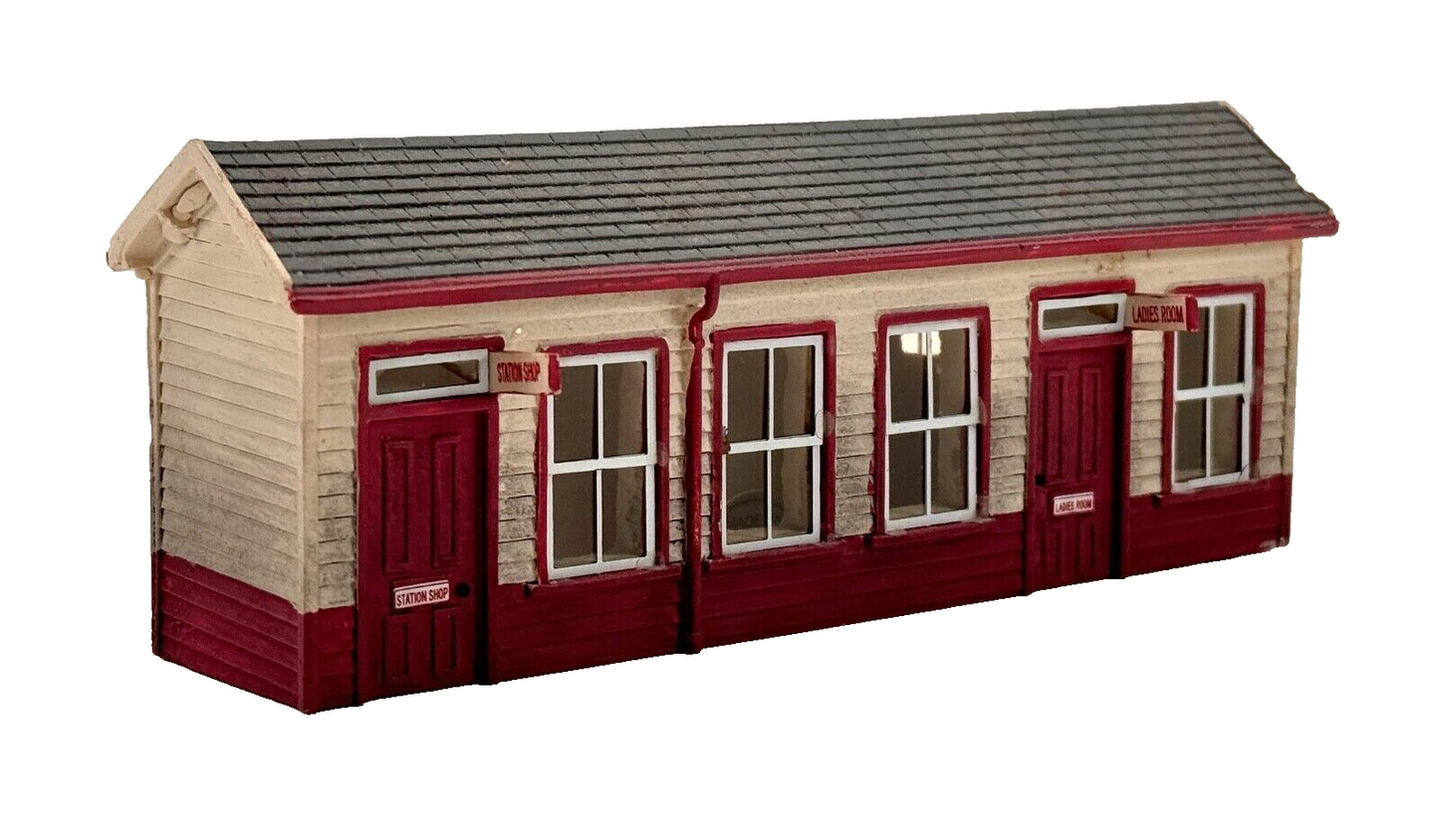 HORNBY 00 GAUGE SKALEDALE - R9746 - NER STATION WAITING ROOM - UNBOXED