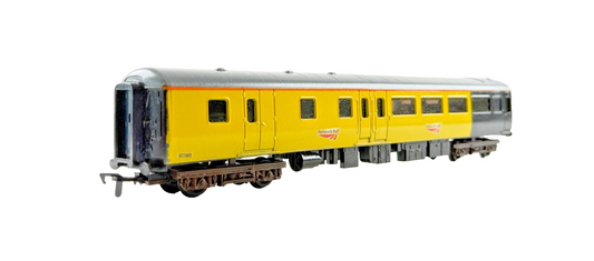 AIRFIX OO GAUGE - NETWORK RAIL MK2 RESPRAYED COACH NO.977985 UNBOXED