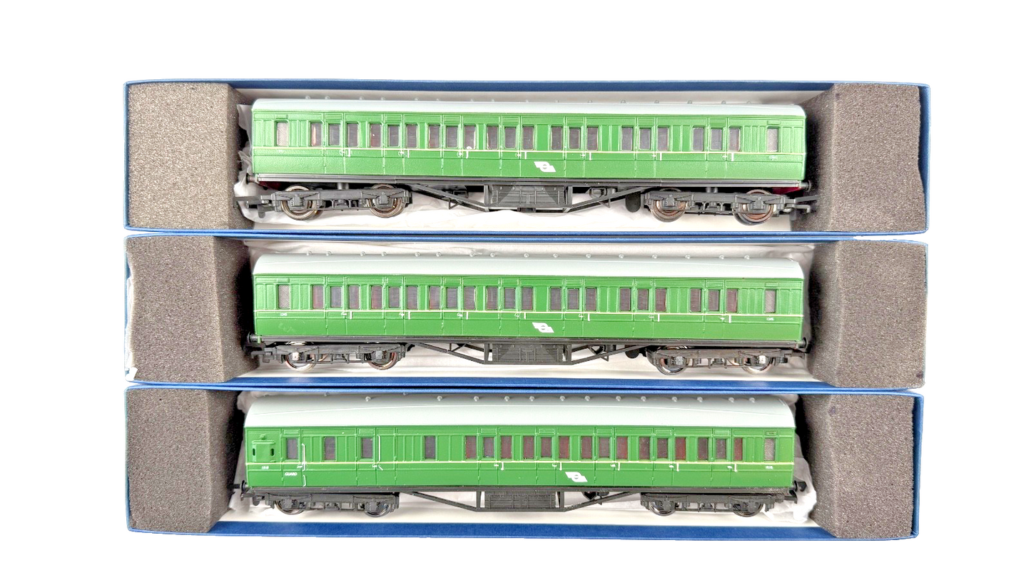 SILVER FOX MODELS OO GAUGE - CIE IRISH RAIL GREEN PANELLED COACH TRIPLE PACK