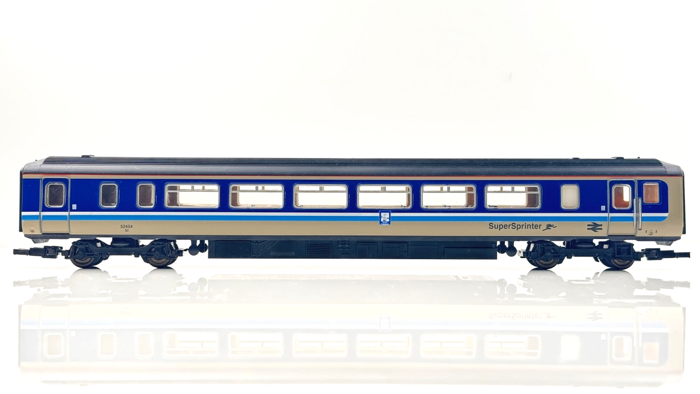 LIMA 00 GAUGE - L204676 - CLASS 156 TWO CAR DMU SUPER SPRINTER WHITBY ENDEAVOUR