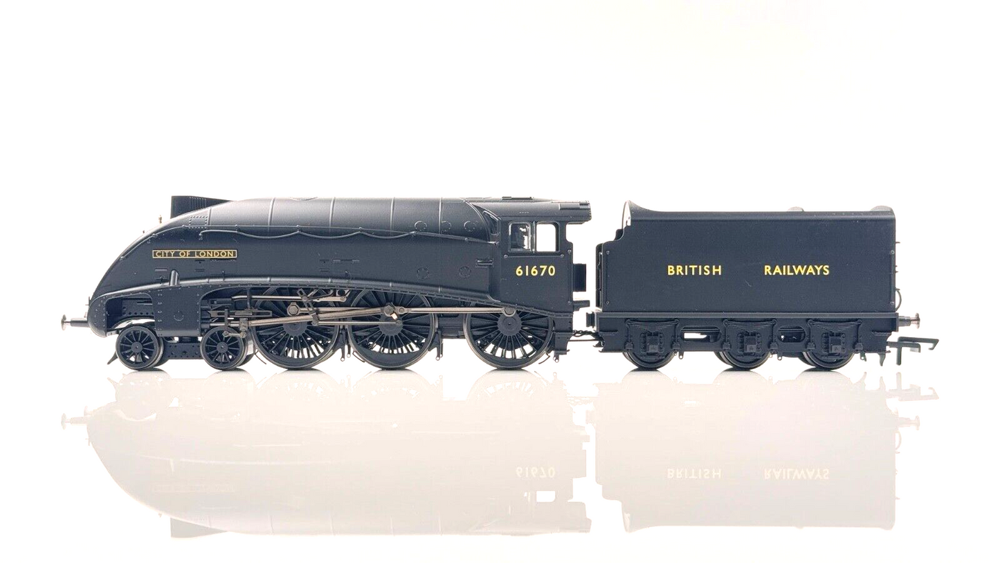 HORNBY 00 GAUGE - R30137 - BR BLACK CLASS B17/5 4-6-0 NO.61670 'CITY OF LONDON'