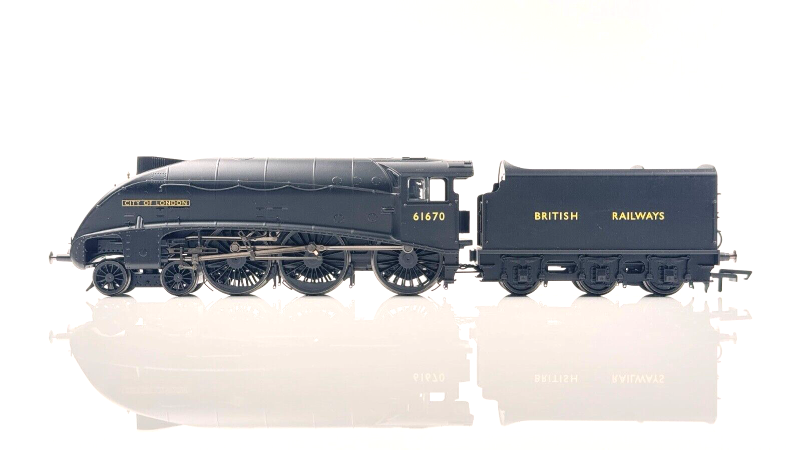 HORNBY 00 GAUGE - R30137 - BR BLACK CLASS B17/5 4-6-0 NO.61670 'CITY OF LONDON'