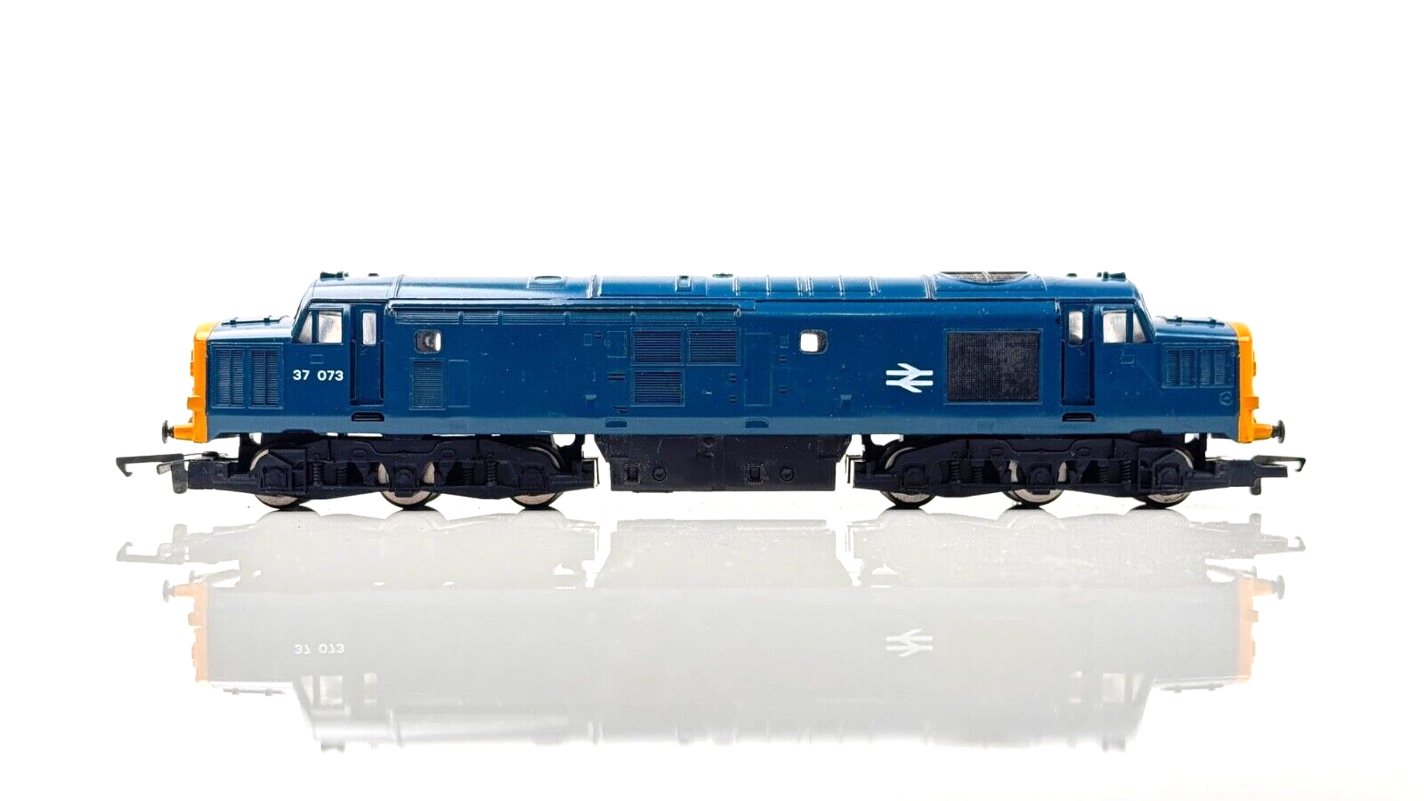 HORNBY 00 GAUGE - CLASS 37 DIESEL 37073 BR BLUE YELLOW ENDS - UNBOXED