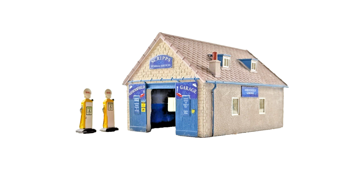 BACHMANN OO GAUGE SCENECRAFT - 44-076Z - AIDENSFIELD CAR GARAGE & PETROL PUMPS