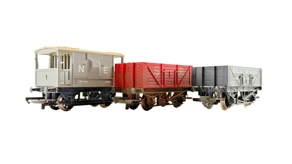 HORNBY OO GAUGE - RAKE OF 3 WAGONS NORTH EAST BRAKE SR MINERAL & BESTWOOD