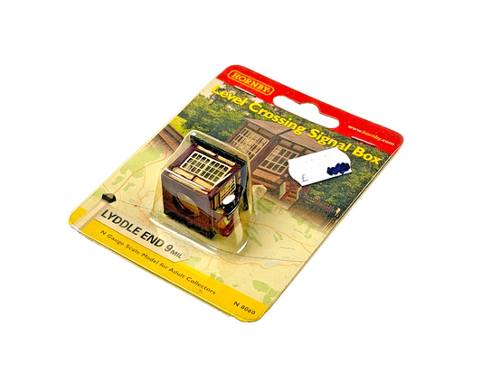 HORNBY N GAUGE LYDDLE END - N8060 - LEVEL CROSSING SIGNAL BOX CARDED