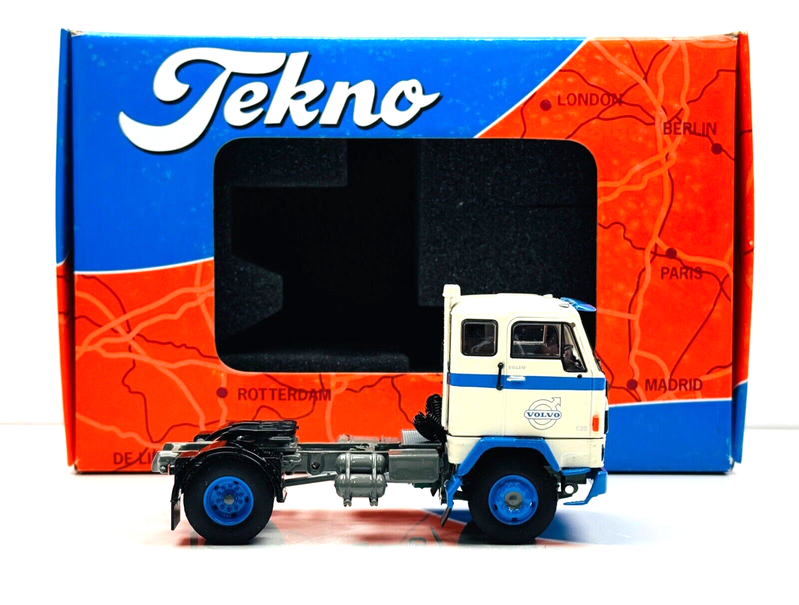 TEKNO 1/50 SCALE - 63679 - VOLVO F88 4X2 TRACTOR CAB UNIT BLUE/WHITE - BOXED