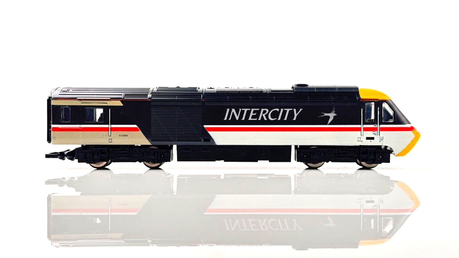 HORNBY 00 GAUGE - INTERCITY SWALLOW HST POWER/DUMMY 43066 43198 - UNBOXED