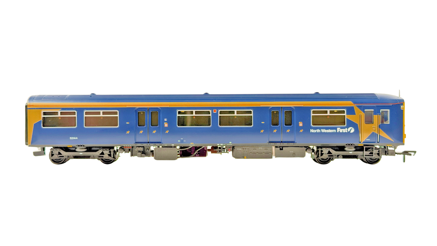 BACHMANN OO GAUGE - 32-925 - CLASS 150/1 DMU 2 CAR FIRST NORTHWESTERN BOXED