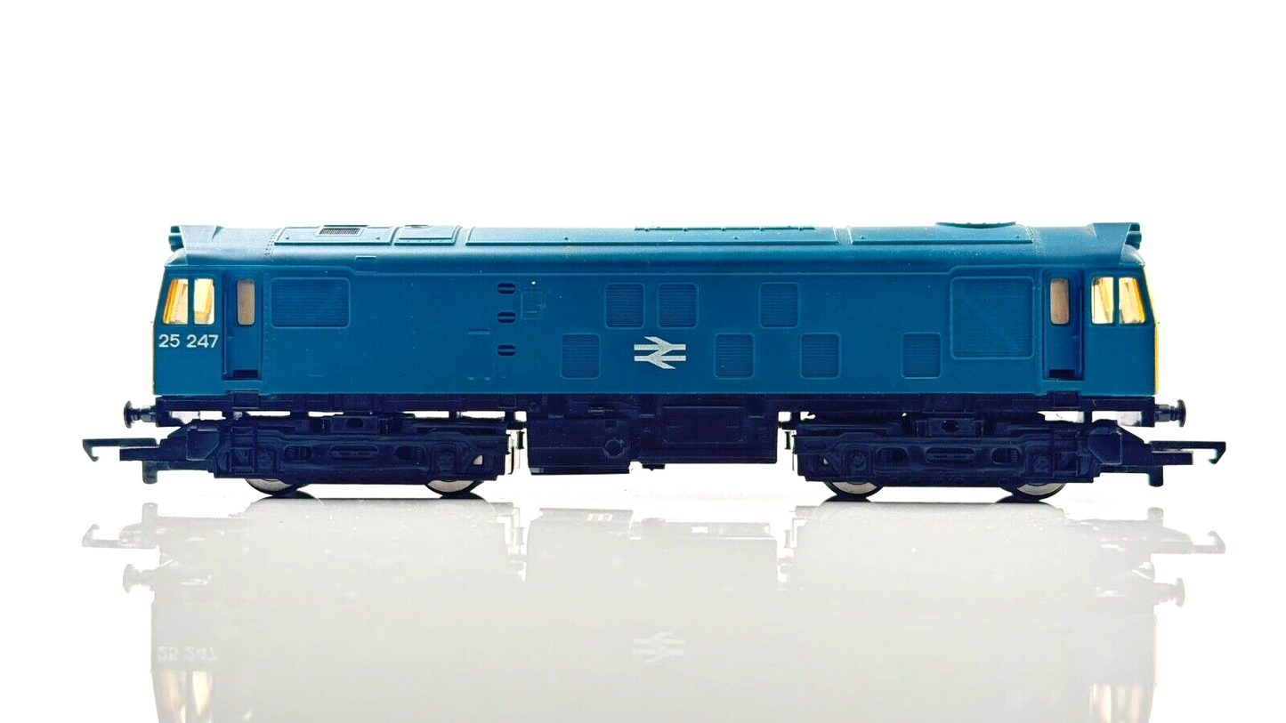 HORNBY 00 GAUGE - CLASS 25247 25 BR BLUE DIESEL LOCOMOTIVE - UNBOXED