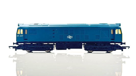 HORNBY 00 GAUGE - CLASS 25247 25 BR BLUE DIESEL LOCOMOTIVE - UNBOXED