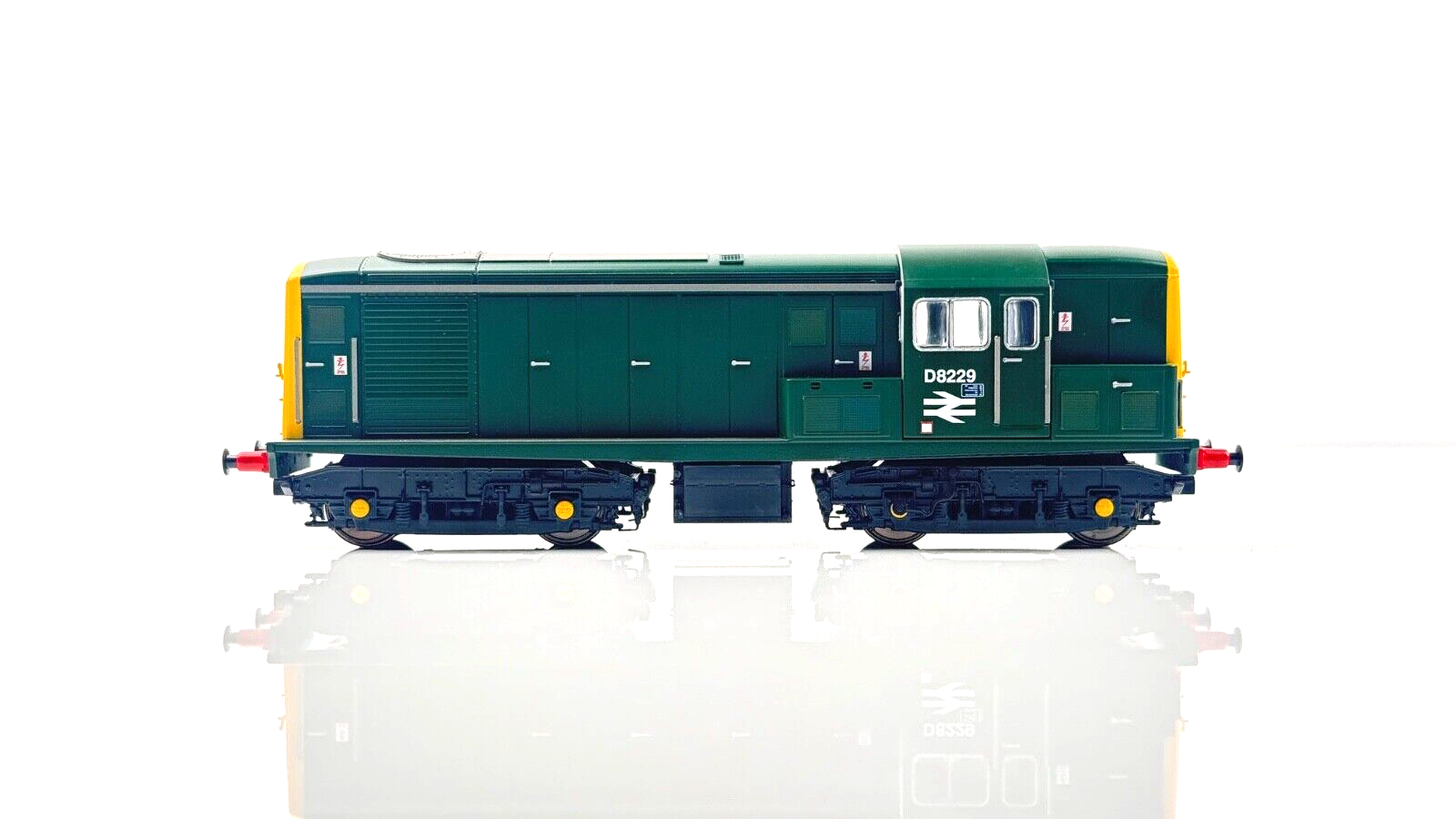 HELJAN 00 GAUGE - 1502 - CLASS 15 DIESEL D8229 BR GREEN FULL YELLOW ENDS BOXED