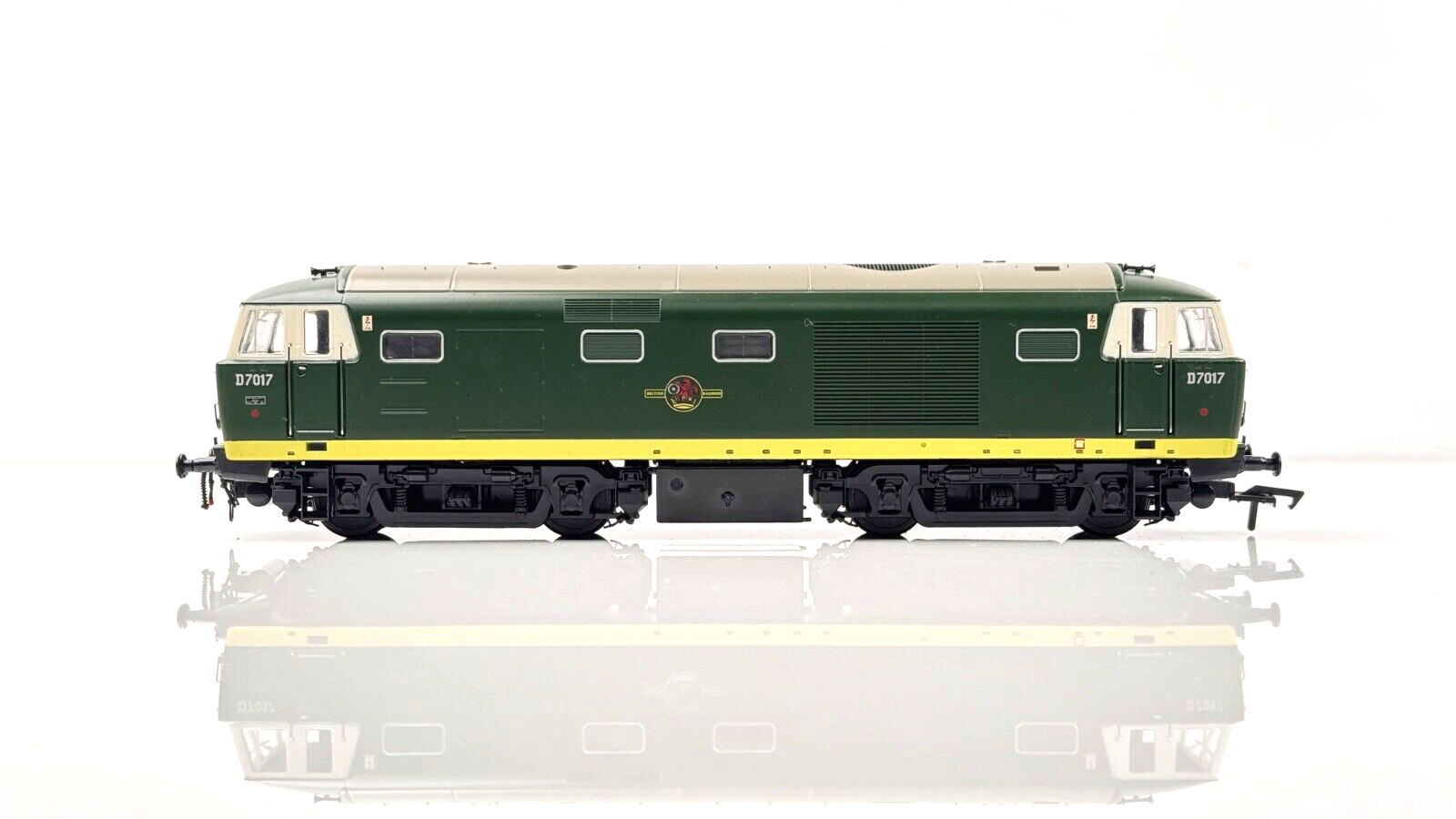 HELJAN 00 GAUGE - 3500 - CLASS 35 DIESEL HYMEK D7017 BR TWO TONE GREEN BOXED