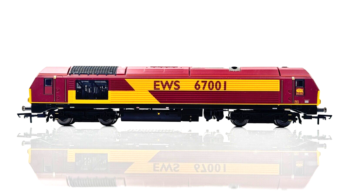 HORNBY 00 GAUGE - R3040 - CLASS 67 DIESEL 67001 EWS MAROON GOLD - BOXED